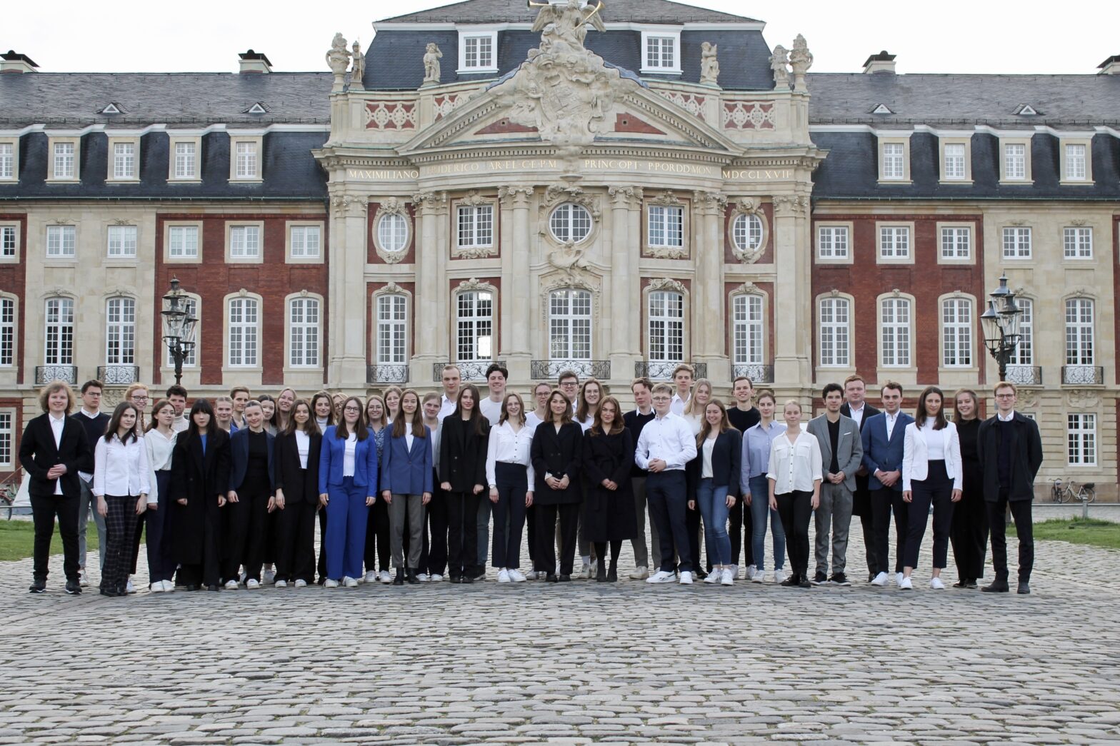 Das gesamte Team des JuraForums 2023 vor dem Schloss Münster