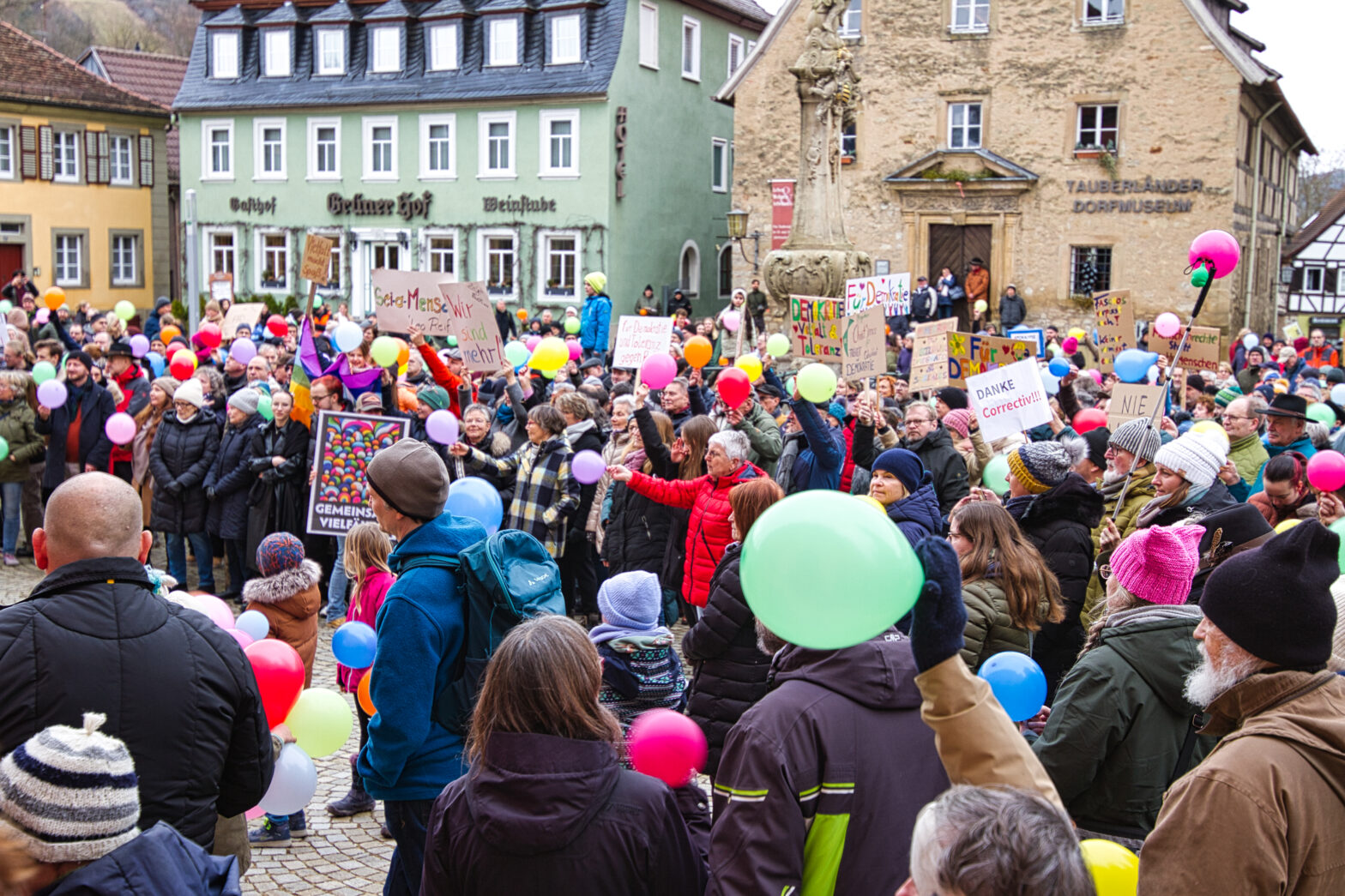 Friedlich demonstrierende Menschen mit Ballons etc. in Weikersheim, Symbolbild für Demonstrationen gegen Rechtsextremismus im Januar 2024.